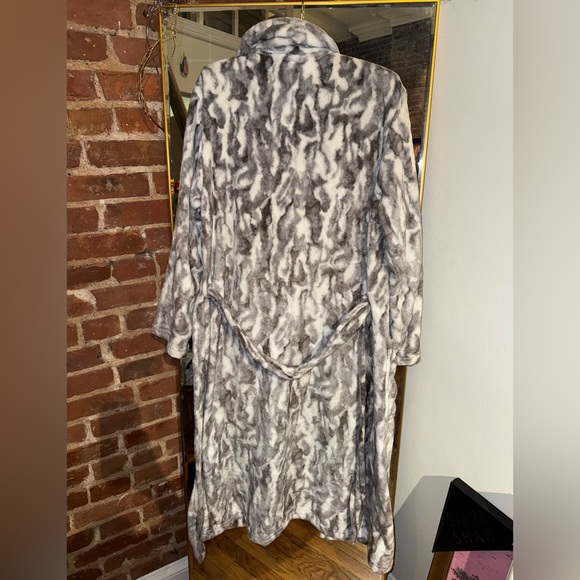 Cozy Snow Leopard Print Long Robe - Picture 3 of 3
